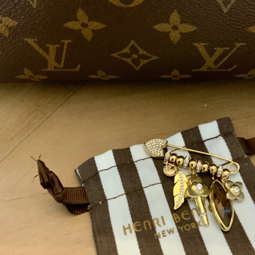 Henri BENDEL gold secret garden pin - Picture 3 of 8